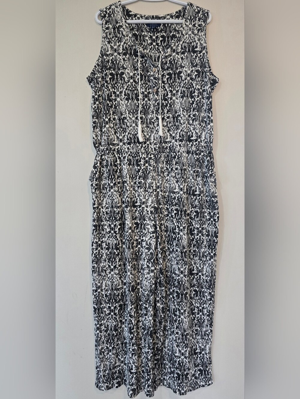 D&CO BEACH SIZE LARGE PETITE. Black & White Sleeveless wide Leg Jumpsuit.Pockets